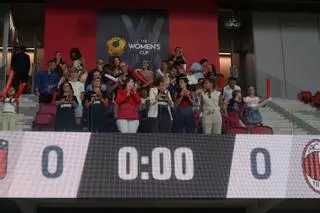 Jenni Hermoso, ovacionada tras reaparecer en el palco para ver la final de la Women's Cup