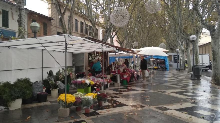 Los puestos de la Rambla no han podido exponer todas sus flores.