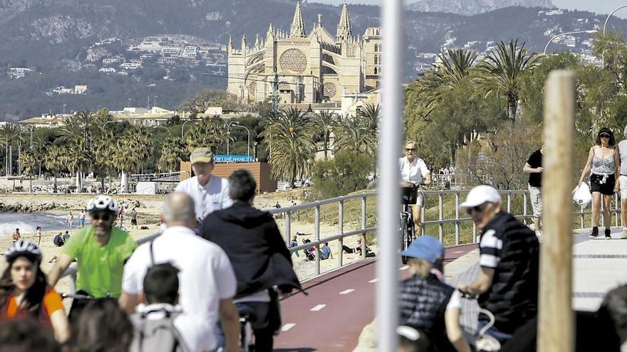 Turistas paseando por el litoral de Palma durante las pasadas vacaciones de Semana Santa.