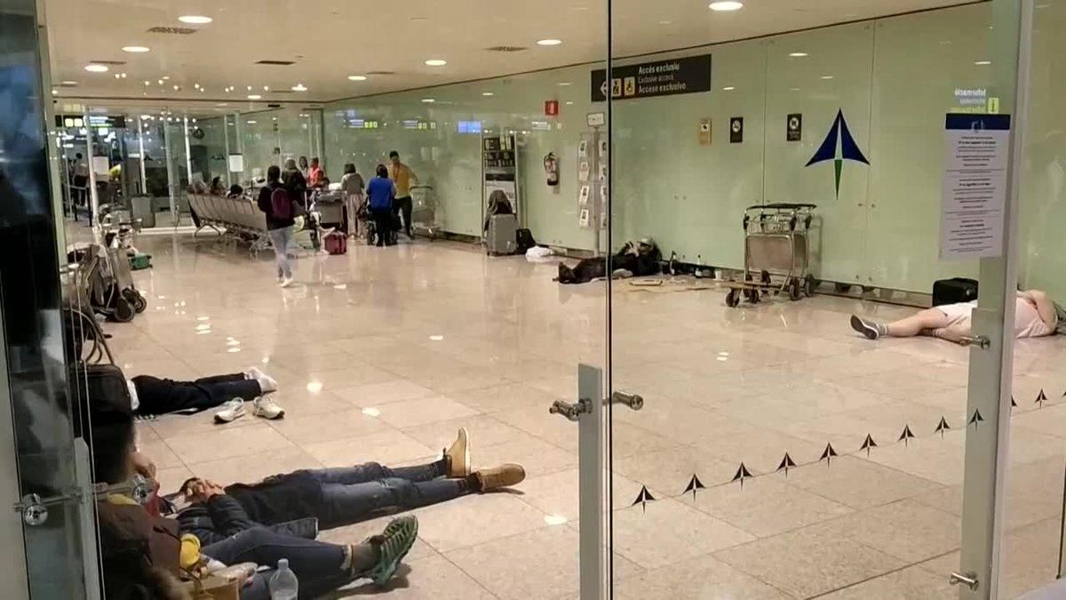 Centenares de personas pasan noche en el aeropuerto del Prat tras el bloqueo y cancelaciones.