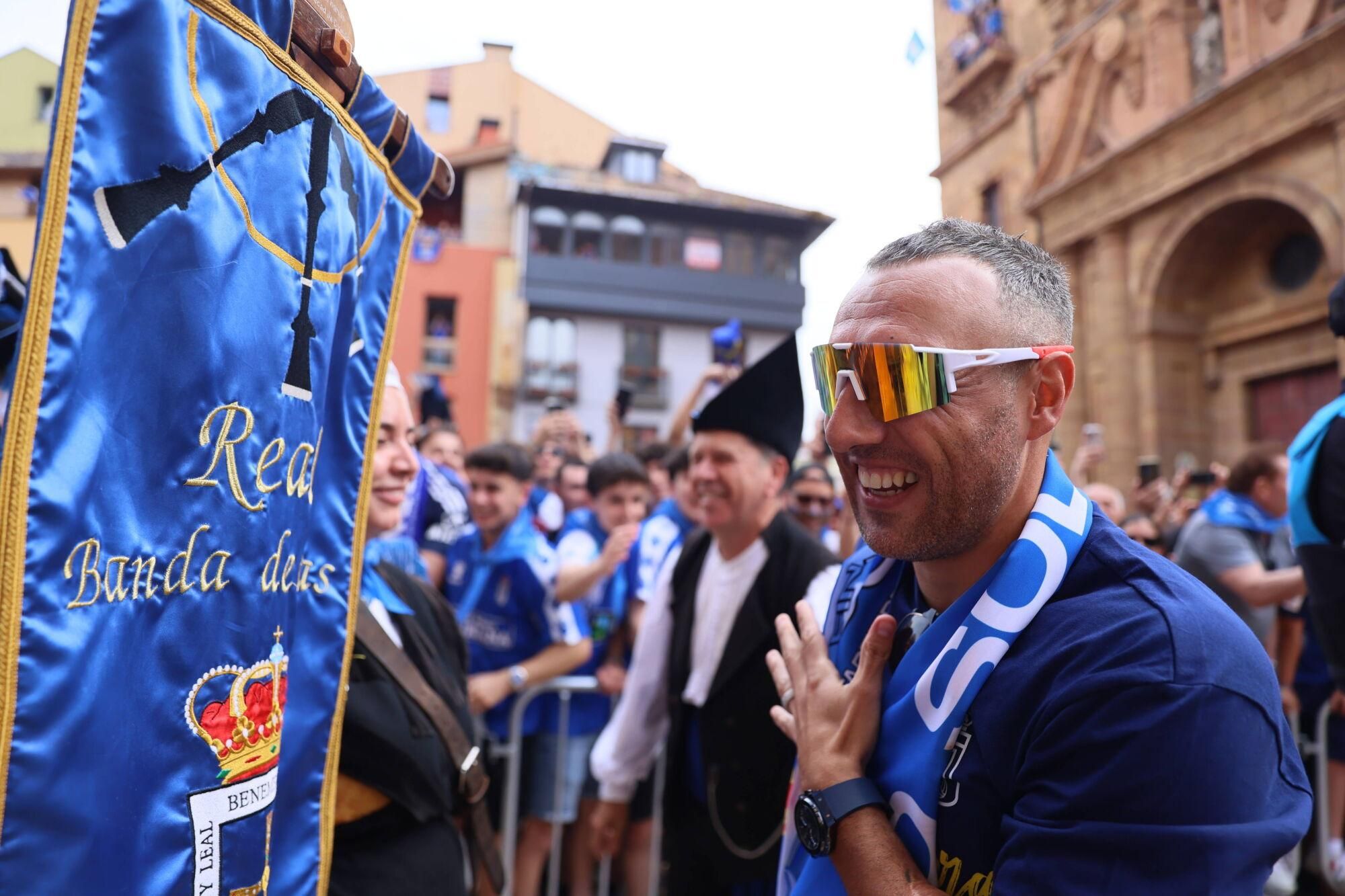 Locura azul en las calles de Oviedo para celebrar el ascenso del equipo a Primera División