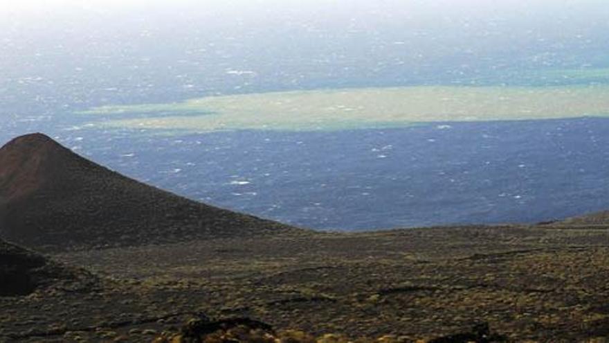 El magma presiona y  los científicos no descartan una erupción en tierra