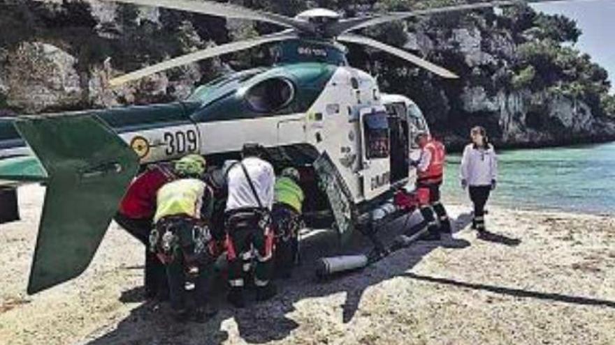 Ein Rettungshubschrauber brachte die Frau in die Klinik Son Espases.