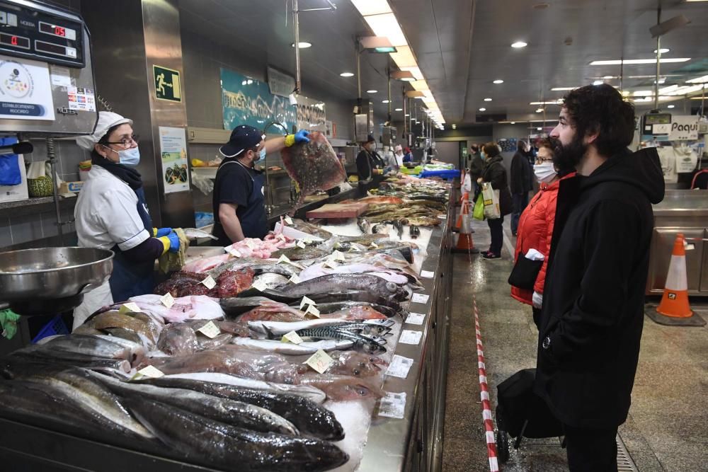 La alcaldesa Inés Rey visita los mercados municipales de Eusebio da Garda y San Agustín.