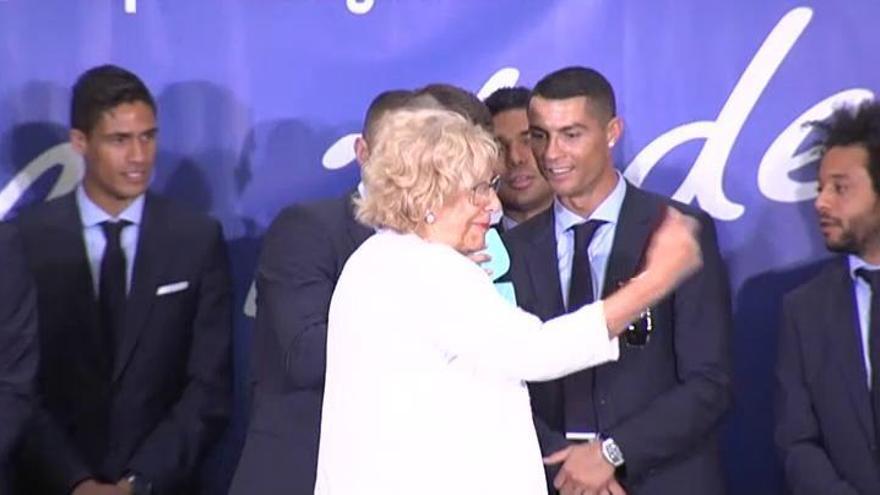 Carmena premia la &#039;decimotercera&#039; del Madrid con medallas de chocolate