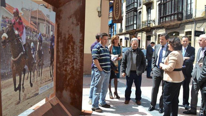 Charo Fernández y Javier Fernández, con otras autoridades, ayer, en la exposición de Ribadesella.