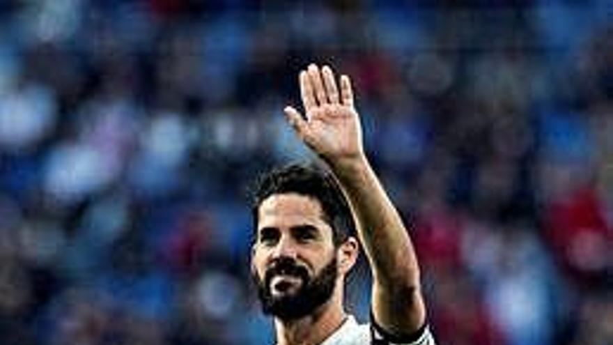 Isco saluda a la afición tras un partido.