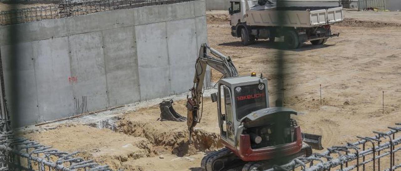 Maquinaria actuando sobre el suelo en un punto del solar en obras. | ANTONIO AMORÓS