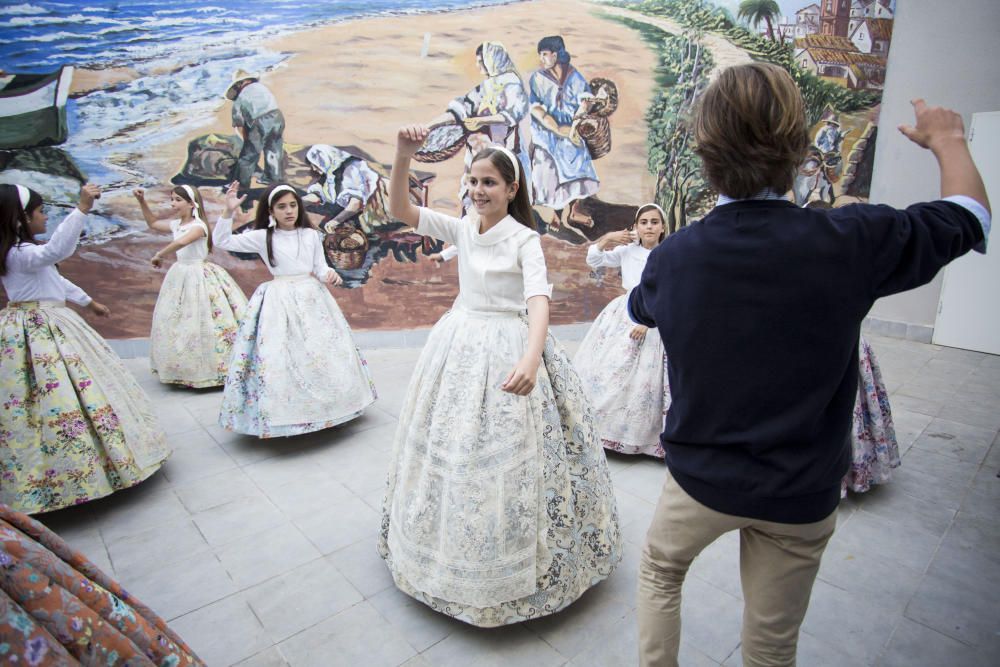 Ensayo de la Dansà con la fallera mayor y la corte