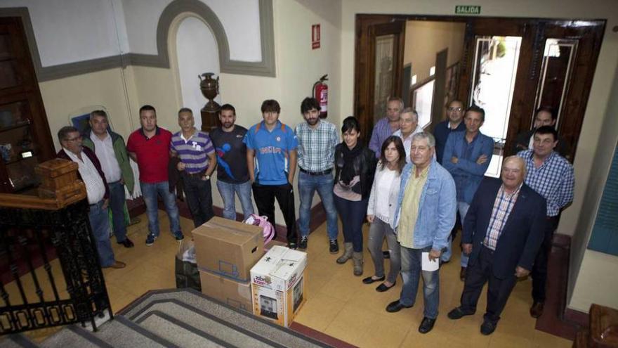 Los representantes de los clubes deportivos, con parte del material recogido.