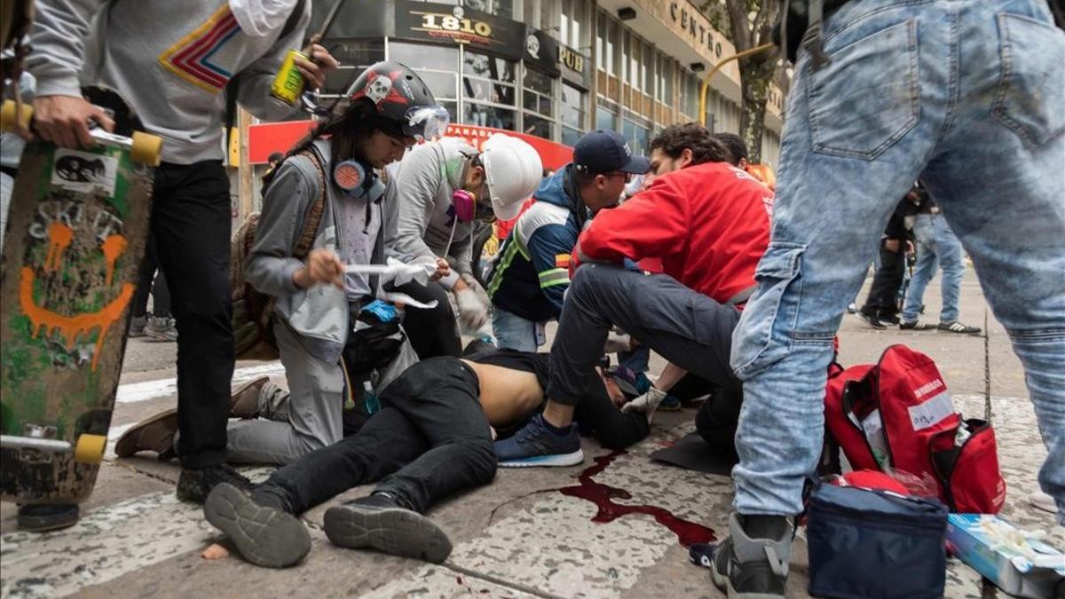 El estudiante Dilan Cruz, herido de muerte por la policía, en el momento de ser atendido en Bogotá.