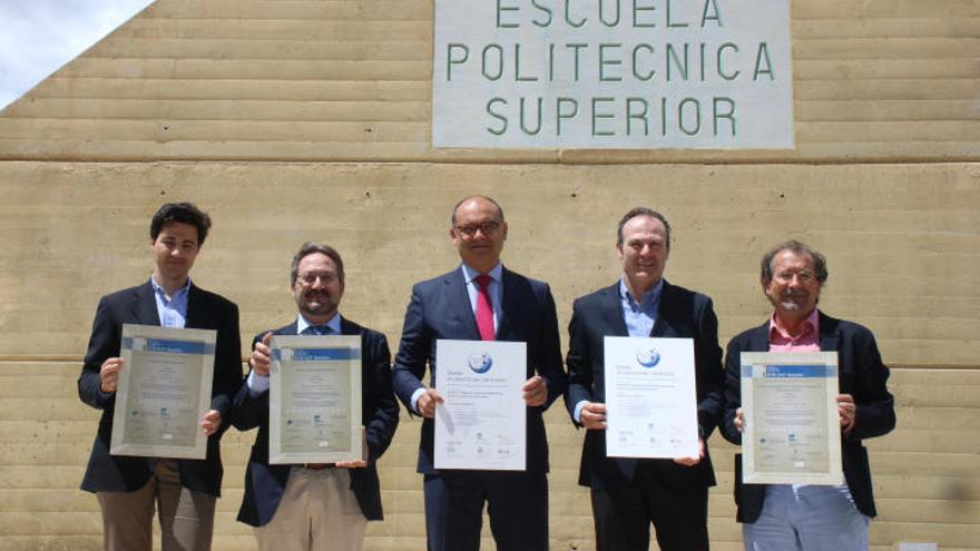 El vicerrector de Calidad, el rector y el director de la Escuela Politécnica reciben los sellos de calidad