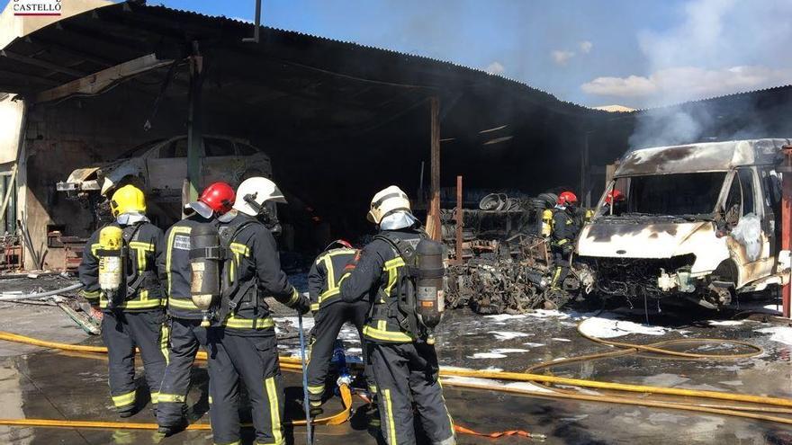 Controlado un incendio en un desguace de coches de Xilxes