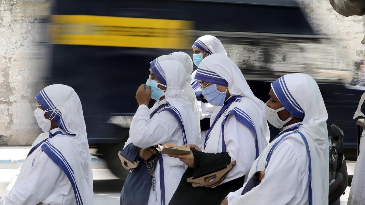 Religiosas con mascarillas en la India.