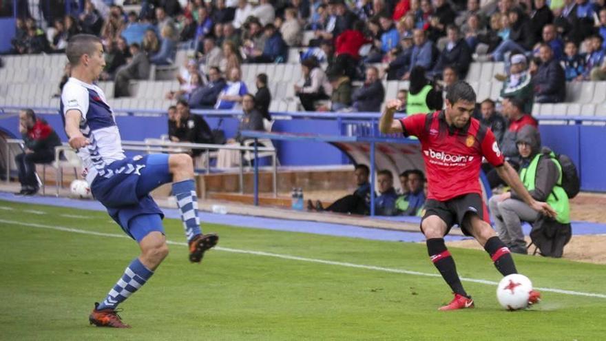 Salva Ruiz centra al área en presencia de un jugador del Sabadell.