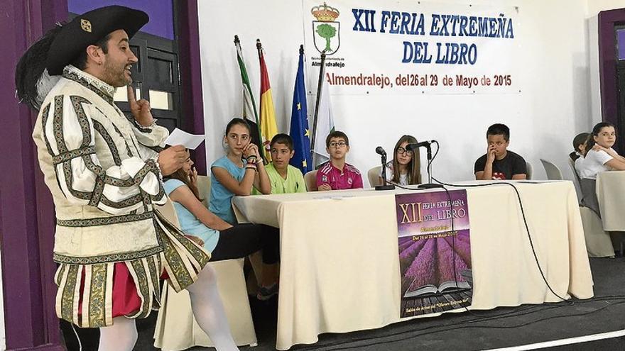 Víctor del Arbol y el Duende Josele, en la Feria del Libro de Almendralejo