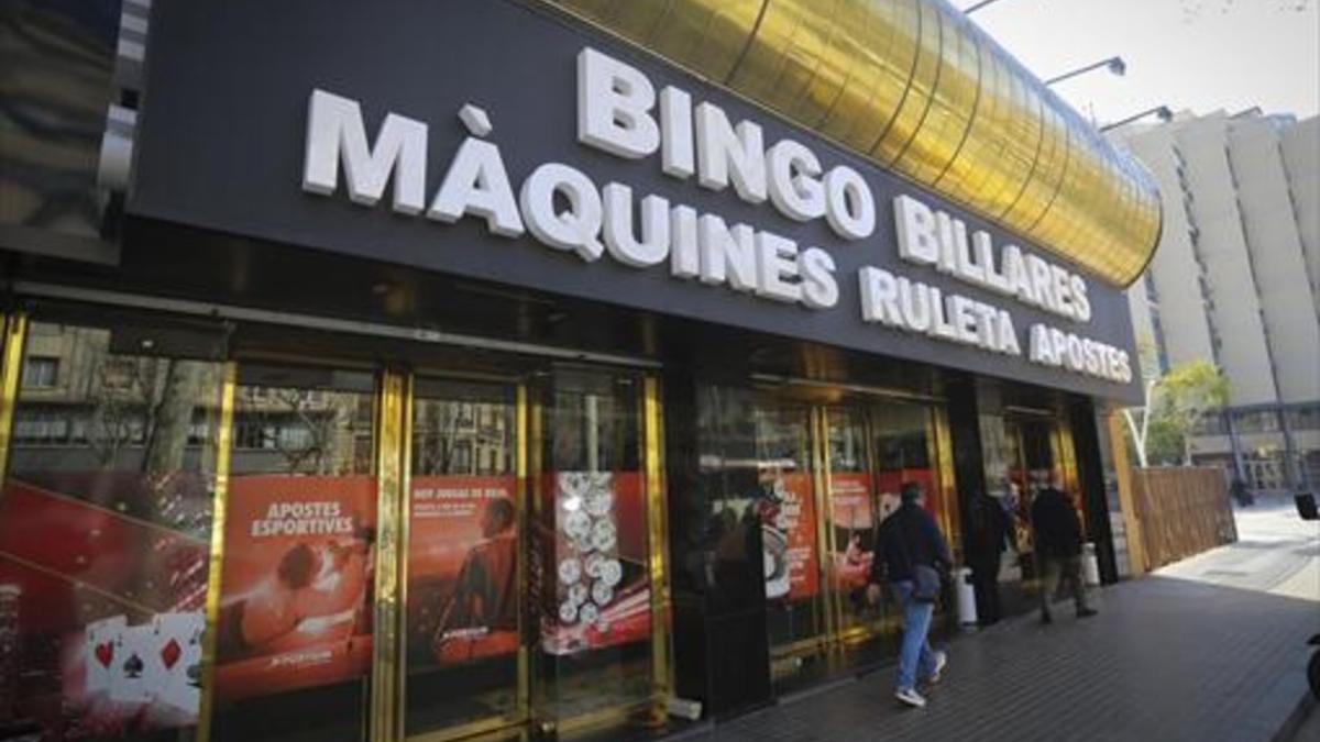 Fachada del Bingo Billares, en la Gran Via de Barcelona, esquina con la calle de Nàpols.