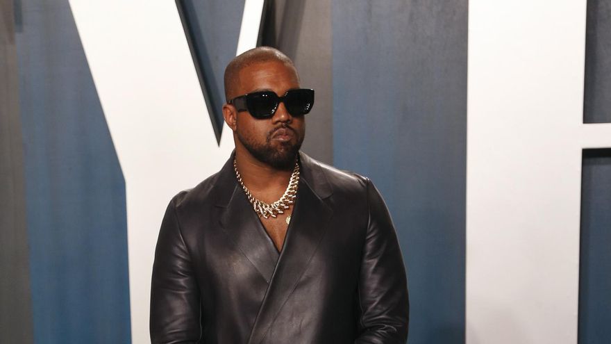 Una antigua asistente de Kanye West acusa al rapero de agresión y tráfico sexual
