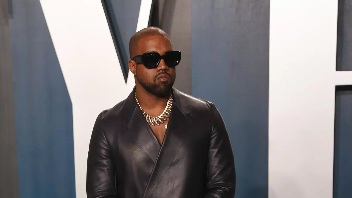 Una antigua asistente de Kanye West acusa al rapero de agresión y tráfico sexual