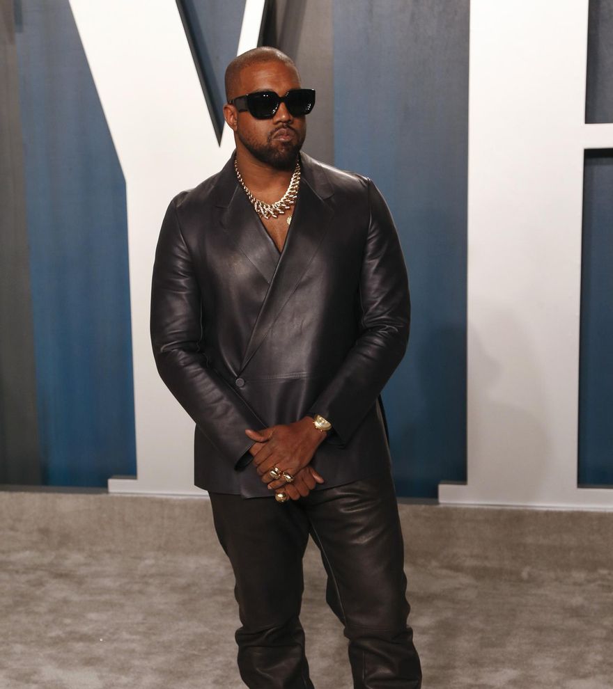 Una antigua asistente de Kanye West acusa al rapero de agresión y tráfico sexual