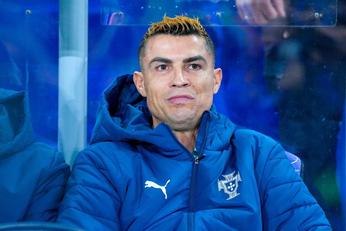 Cristiano Ronaldo en el banquillo durante el Noruega-Portugal.