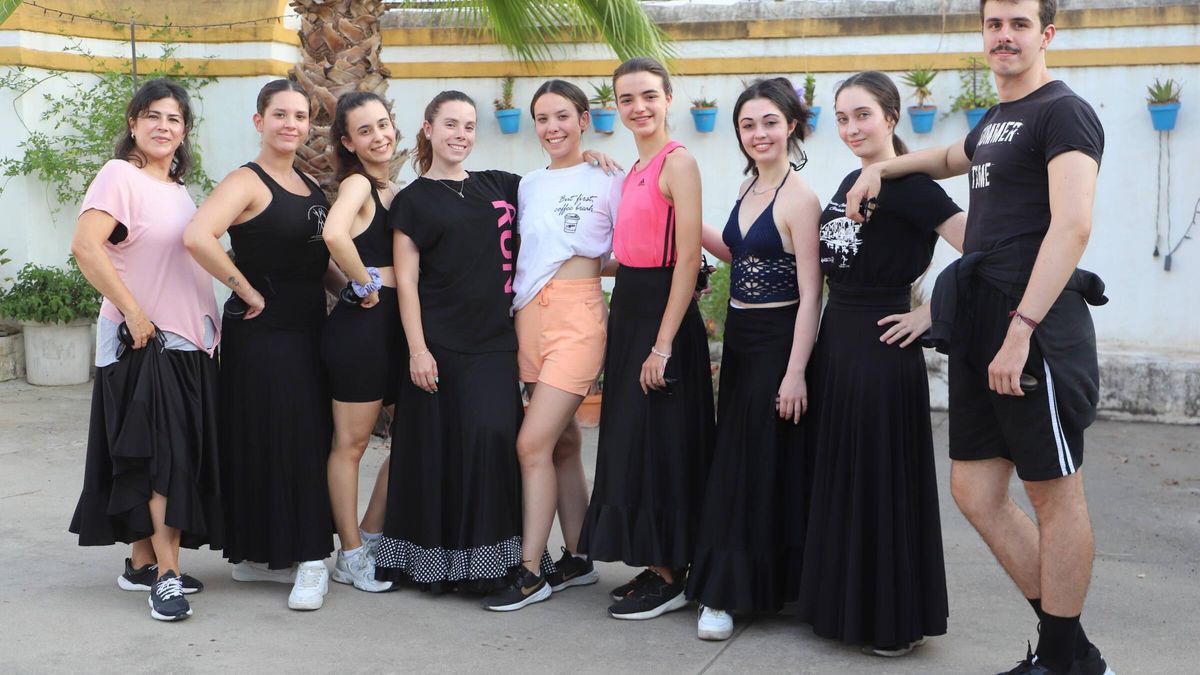 Algunas de las integrantes del Grupo de Danzas San Rafael de Alcaria, en los ensayos previos al concurso.