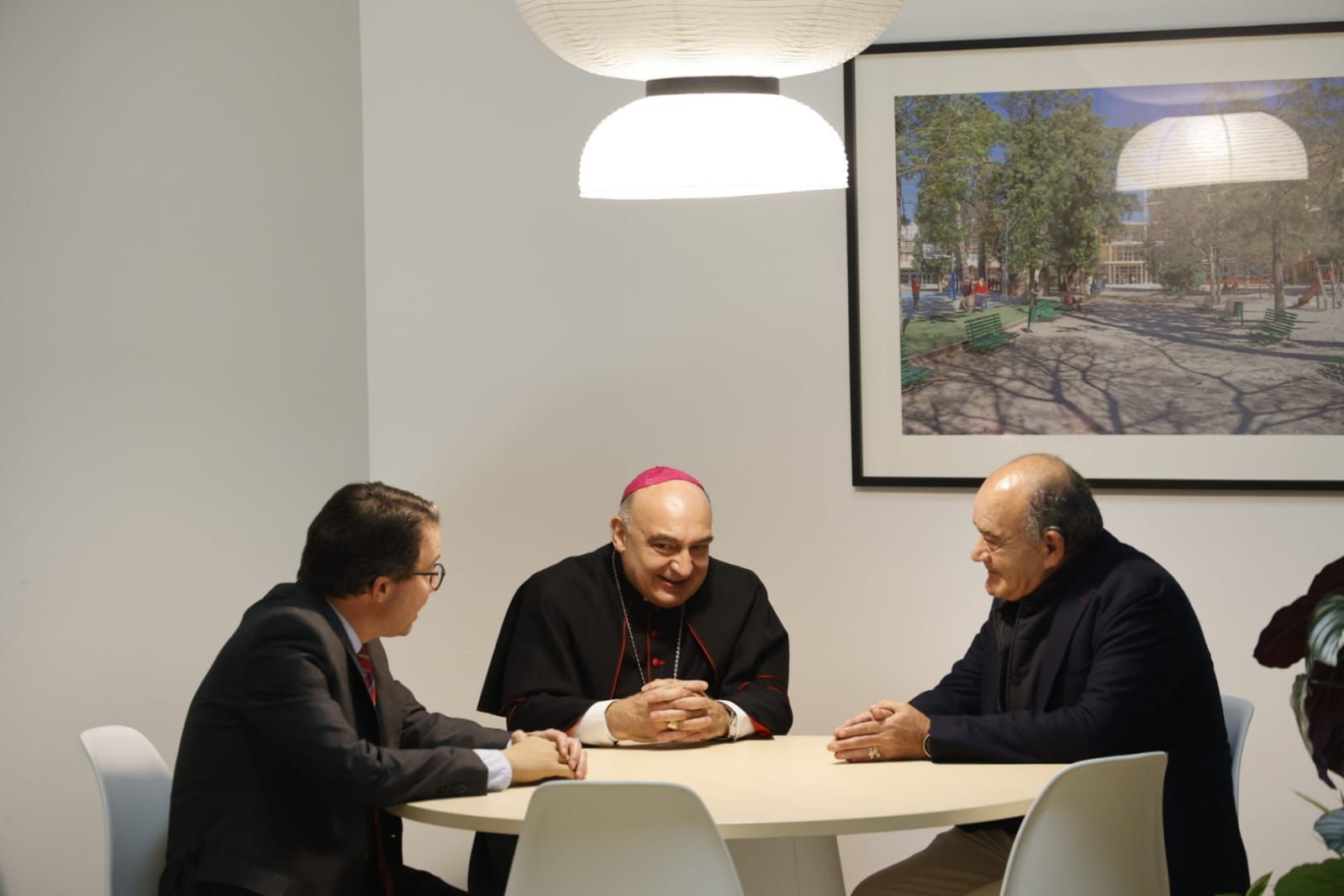 El nuevo arzobispo, Enrique Benavent, en el colegio Jesús-María