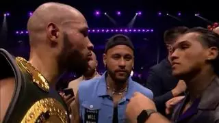 ¡Neymar tiene que mediar para detener una pelea de boxeo!