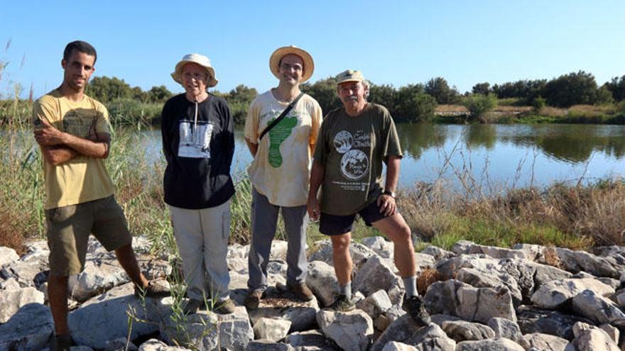 De izquierda a derecha, Guillermo Castilla, la británica Patricia Macaulay, Antonio Miguel Sánchez y el presidente de Almijara, Miguel Ángel Barba, esta semana junto a la Desembocadura del Guadalhorce.