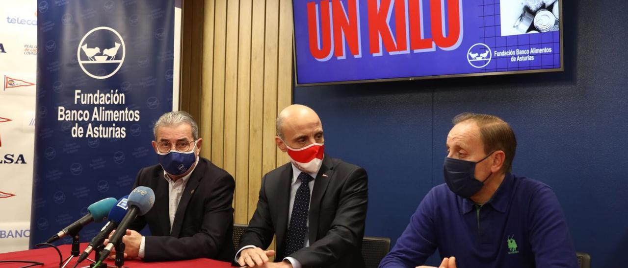 Por la izquierda, Bernardo Sopeña, Antonio Corripio y Alejandro Rionda, ayer, durante la presentación de la campaña de recogida de alimentos en el Grupo Covadonga. | Juan Plaza