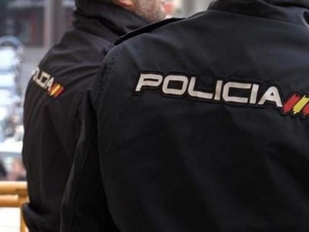 Dos agentes de la Policía Nacional.