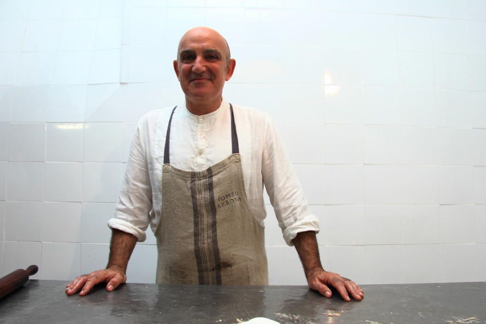 Neuer Bäcker in Traditions-Bäckerei Forn des Teatre