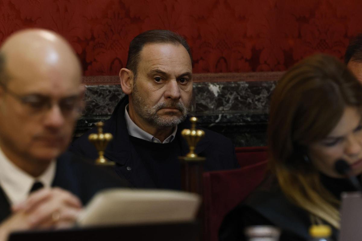 El exministro Jose Luis Ábalos durante la audiencia preliminar en el Tribunal Supremo este jueves, para tratar las nulidades que plantean las defensas como paso previo al juicio contra el exministro y su exasesor Koldo García.