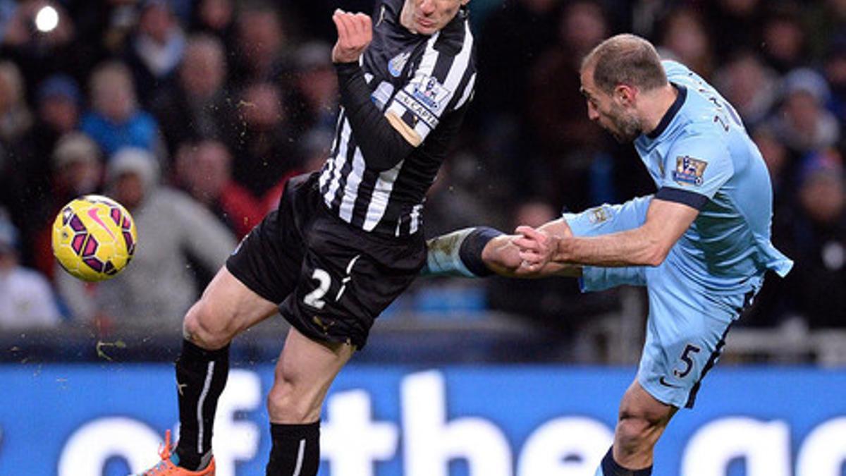 Pablo Zabaleta intenta un remate, este sábado, en el último partido de Liga frente al Newcastle