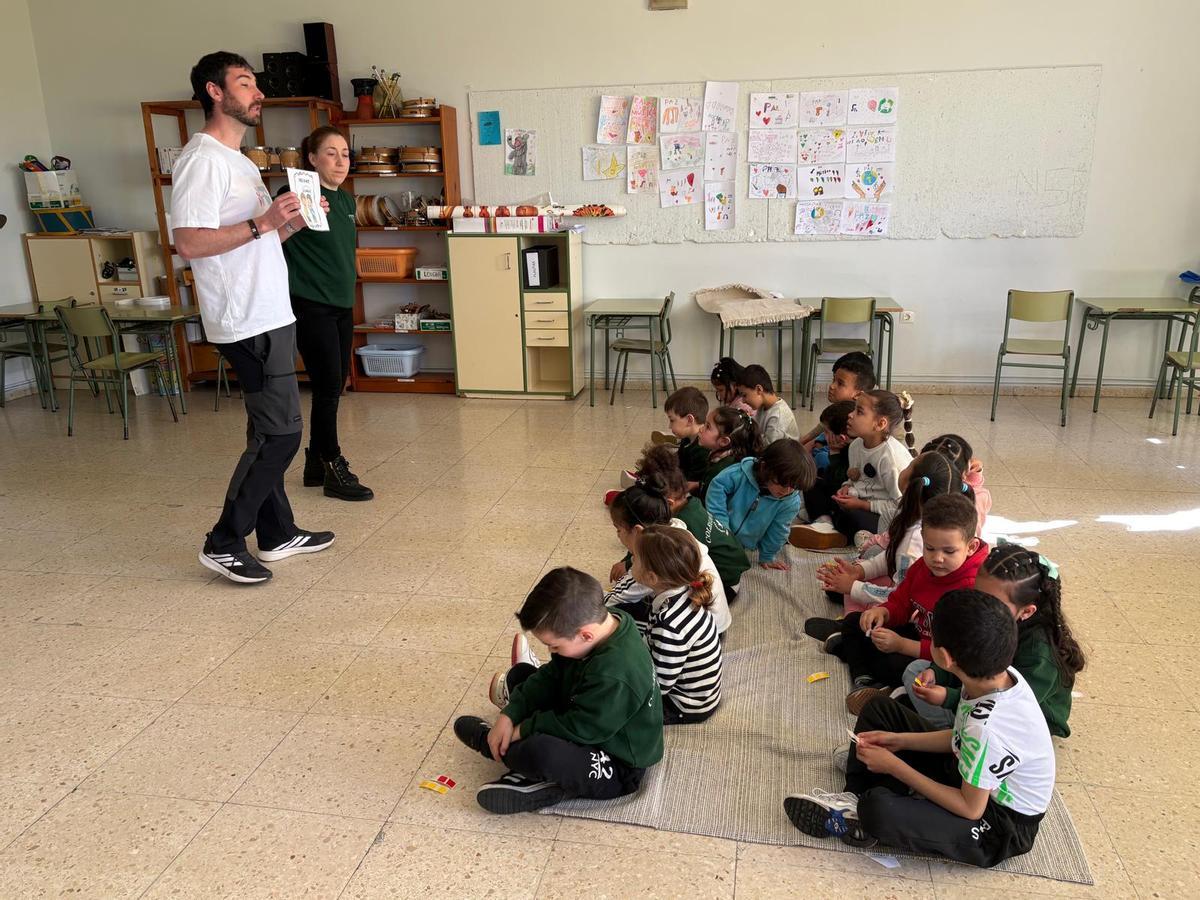 Escolares de infantil durante uno de los talleres.