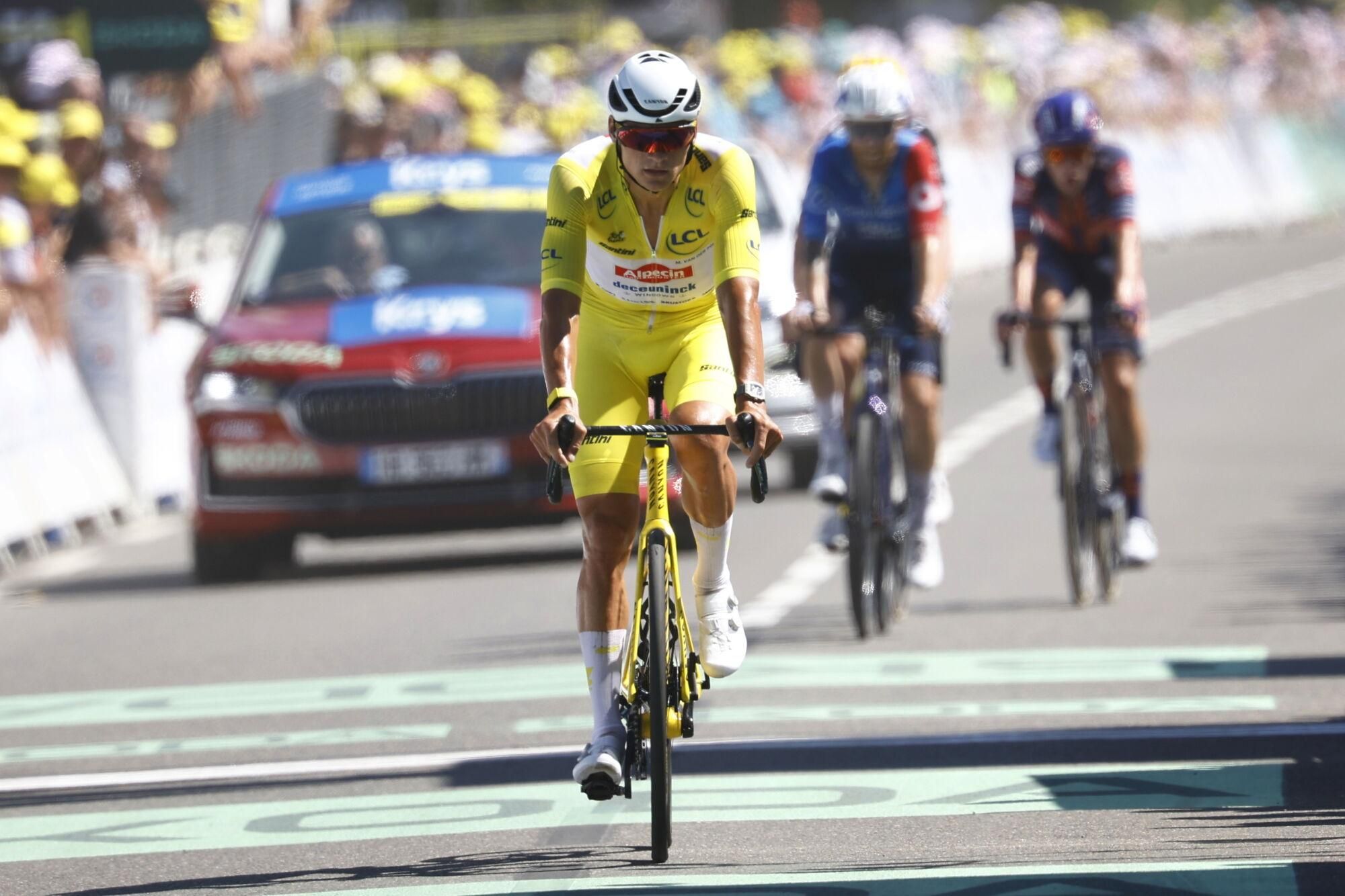 (France), 11/07/2025.- Dutch rider Mathieu Van Der Poel of Alpecin - Deceuninck crosses the finish line during the 7th stage of the Tour de France cycling race over 197km from Saint Malo to Mur-de-Bretagne, France, 11 July 2025. (Ciclismo, Francia) EFE/EPA/MARTIN DIVISEK