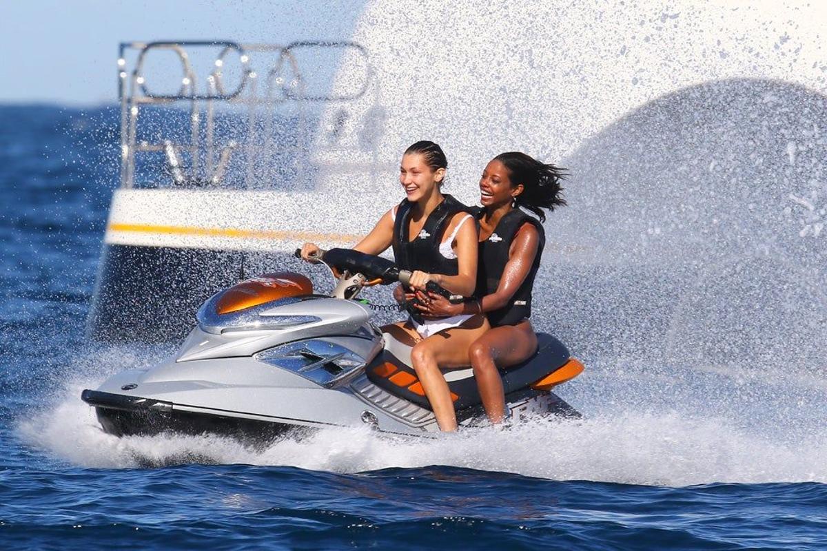 Bella Hadid se divierte en una moto de agua