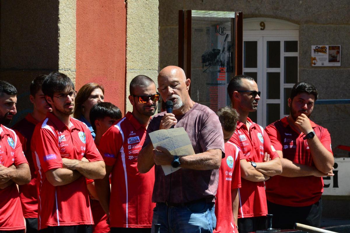 Suso "Viti", antiguo remero del Club do Mar Bueu lee ayer un poema a la "Maruxía".