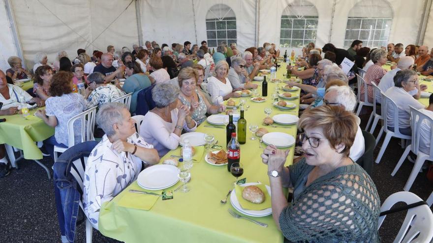 Decenas de personas disfrutando del almuerzo vecinal en el marco de la Teis Fest.  |