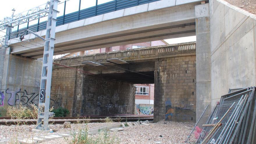 El puente de San Andrés del Rabanedo que debe ser demolido para permitir el paso de la línea de alta velocidad entre León y Asturias. | Ramón Díaz