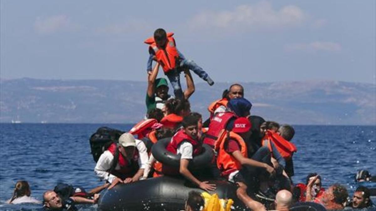 Un grupo de refugiados sirios y afganos intenta llegar a la isla griega de Lesbos.