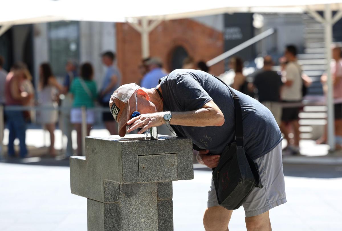 23/07/2024 Un hombre bebe agua de una fuente durante una segunda ola de calor, a 23 de julio de 2024, en Madrid (España). Una segunda ola de calor llega hoy a la Península y afecta a gran parte del país hasta el jueves, con temperaturas que superan los 40 grados centígrados (ºC), según ha informado la Agencia Estatal de Meteorología (AEMET) que ha emitido un aviso especial de fenómenos adversos. SOCIEDAD Marta Fernández Jara - Europa Press