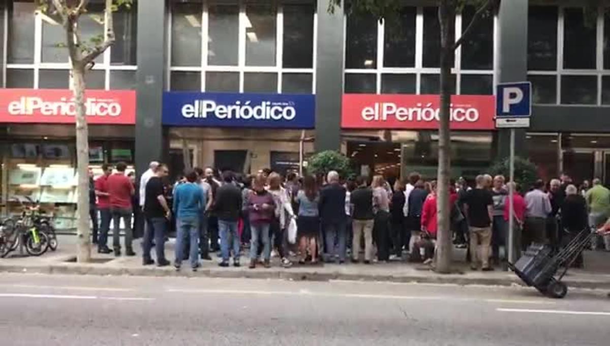 Concentració a la porta de la redacció d’El Periódico.