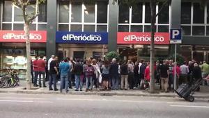 Concentració a la porta de la redacció d’El Periódico.