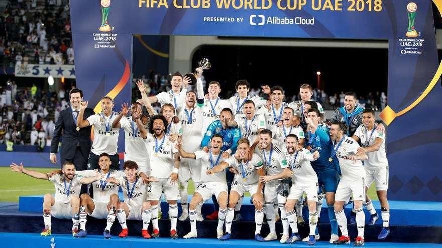 Los jugadores del Madrid posan con el trofeo conquistado.