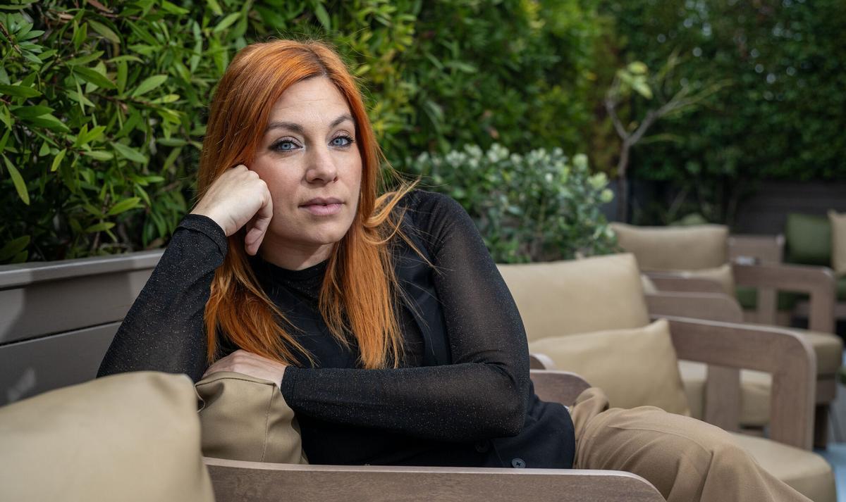 La cantante Leire Martínez posando sentada en un sofá.