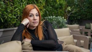 La cantante Leire Martínez posando sentada en un sofá.