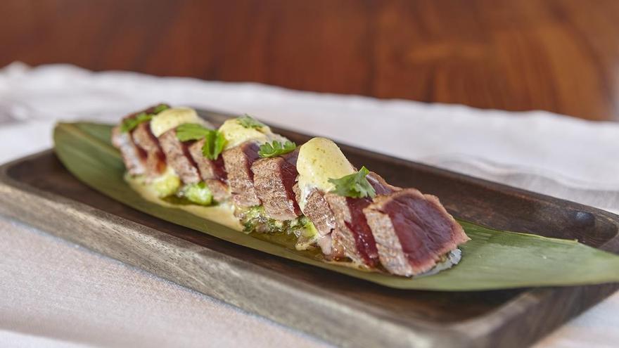 El restaurante presenta una variedad de entrantes como el tataki de atún rojo.