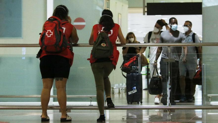 Pla general de turistes sortint de la zona d&#039;arribades de la terminal 1 de l&#039;aeroport de Barcelona-El Prat el 5 de juliol de 2020