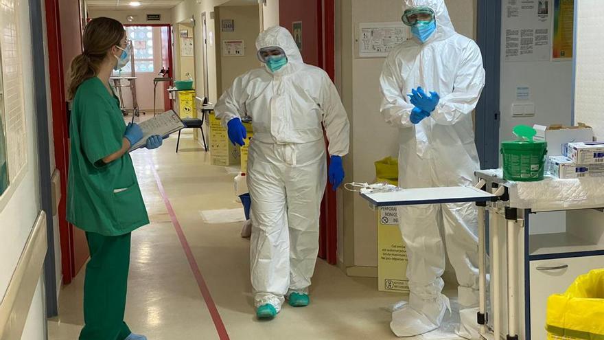 Profesionales de una unidad covid del hospital Reina Sofía.